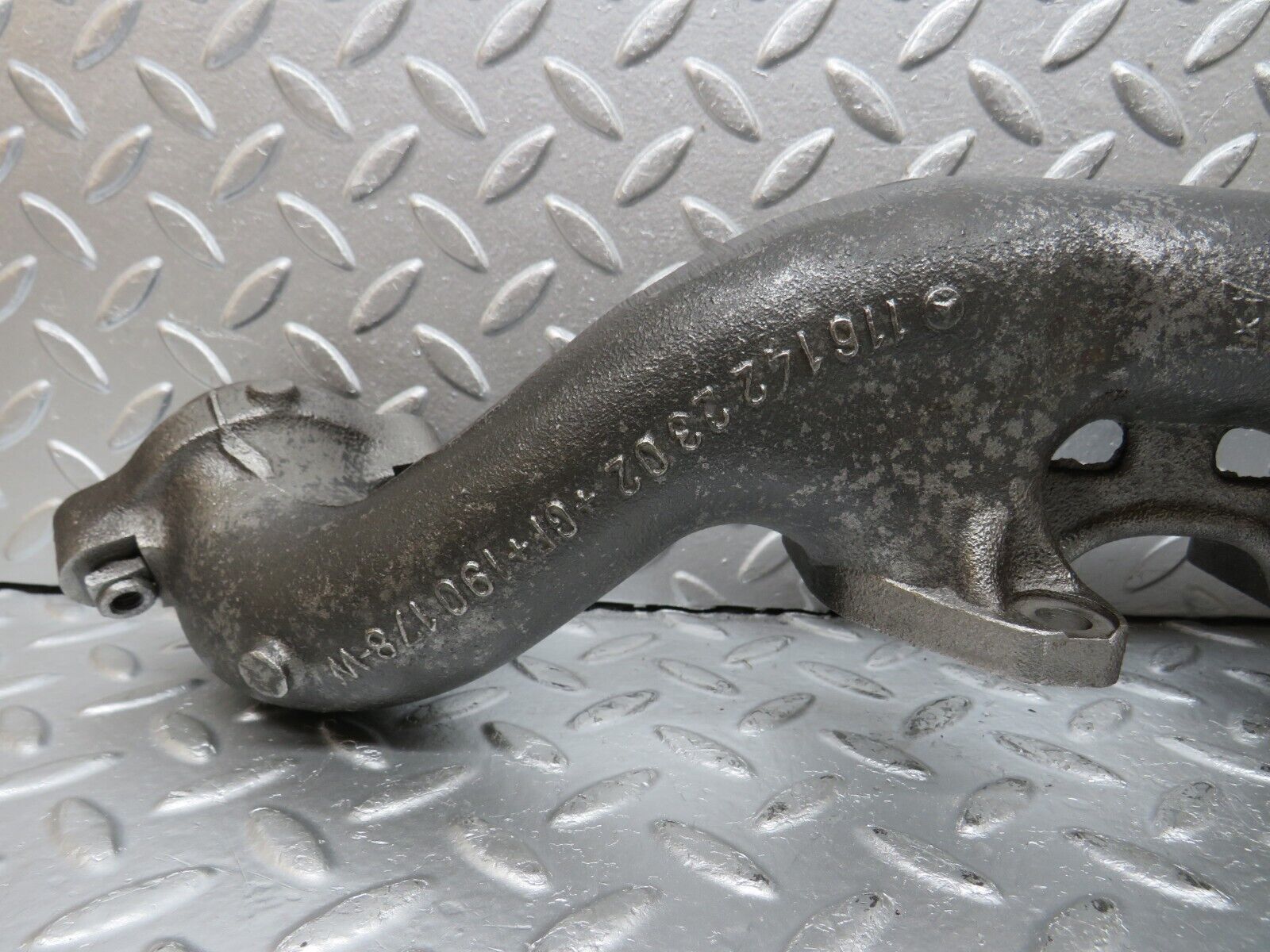 33119 Mercedes-Benz W126 380 V8 Exhaust Manifold Left 1161422302 1161422902