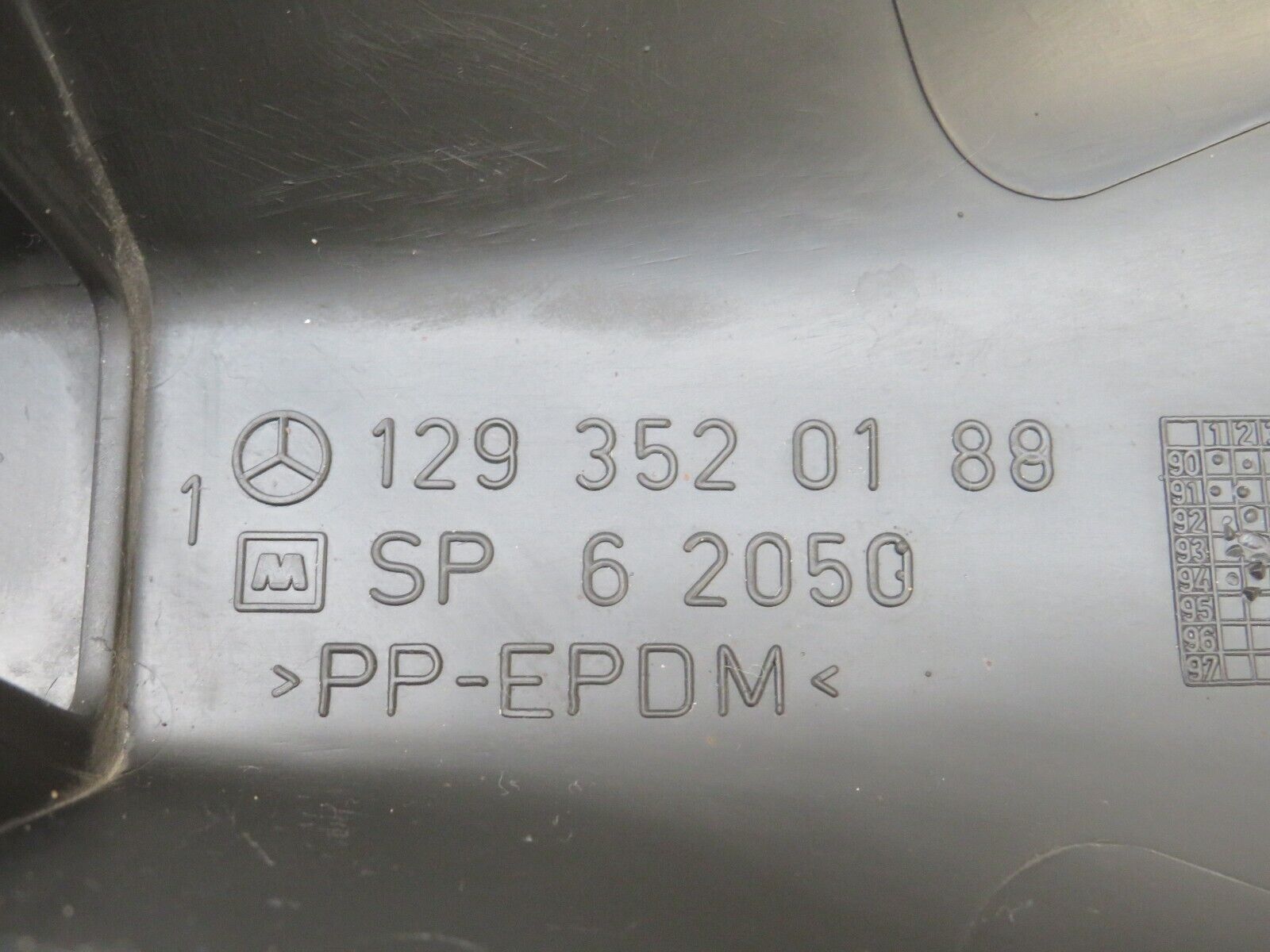 25687 Mercedes-Benz W124 280E Rear Control Arm Cover 1293520189