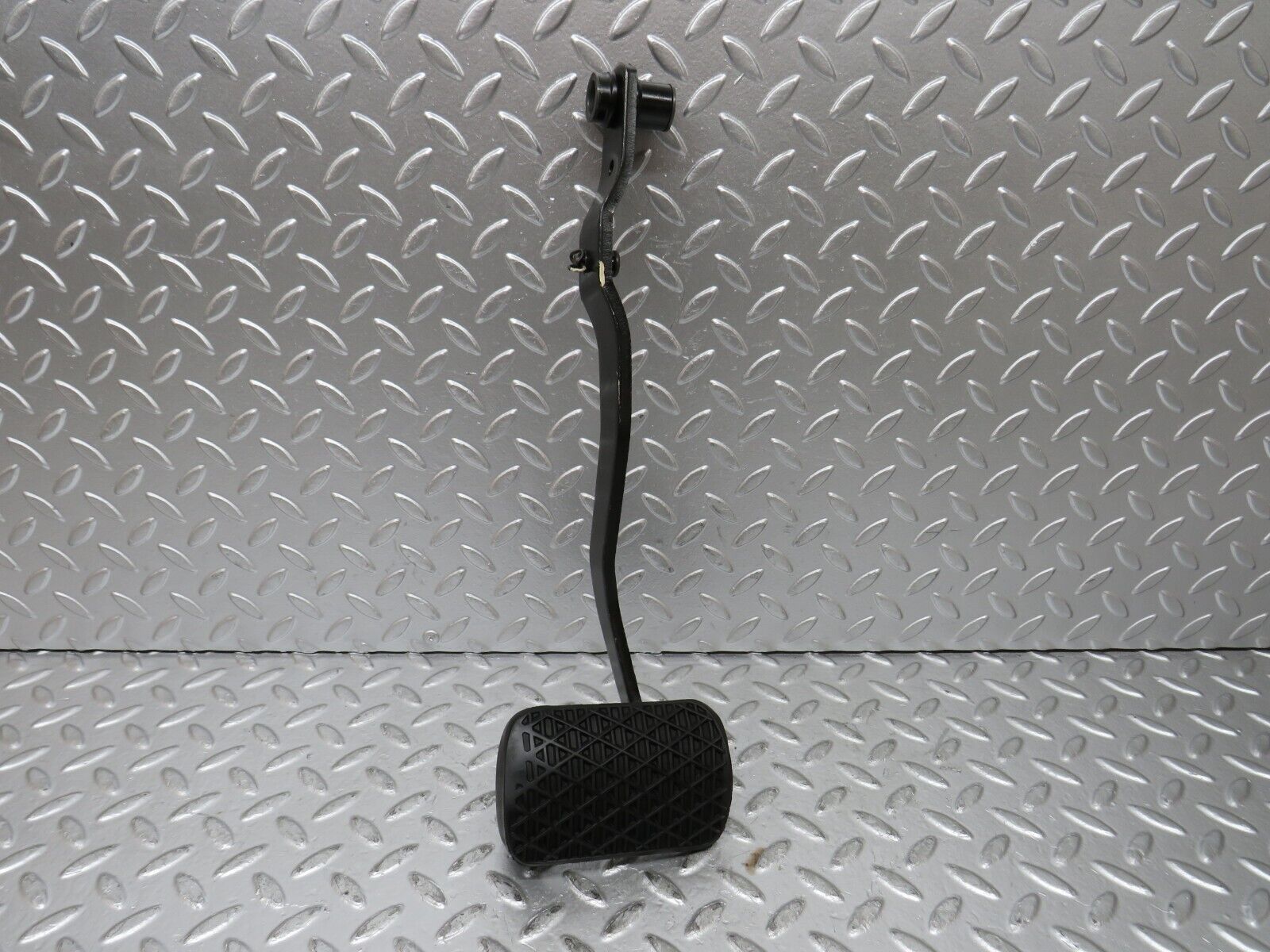 27187 Mercedes-Benz W123 280E Brake Pedal 1232910082