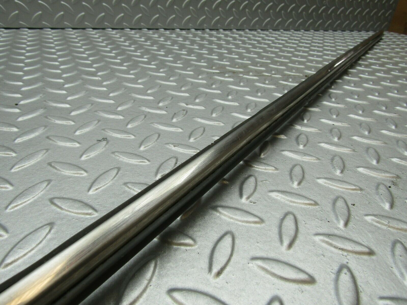 3338 Mercedes-Benz W115 220D Centre Fender Wing Chrome Trim Front Left