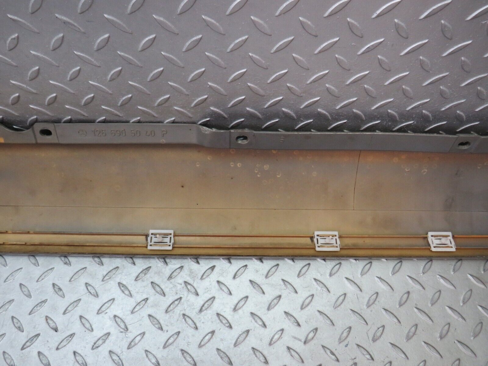 36326 Mercedes-Benz W126 420SE Side Skirt Right 1266905040 1266980230 1266980430