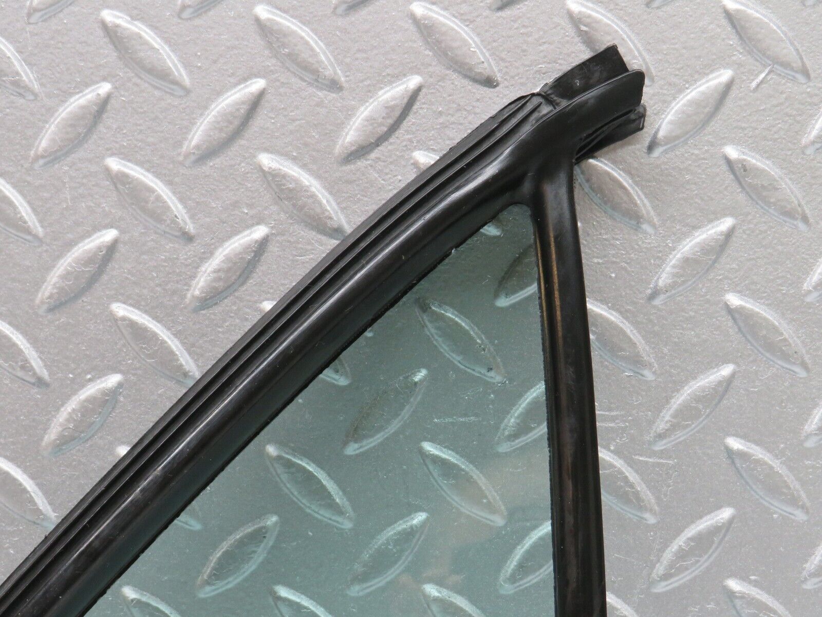 33140 Mercedes-Benz W126 Rear Right Quarter Window Glass