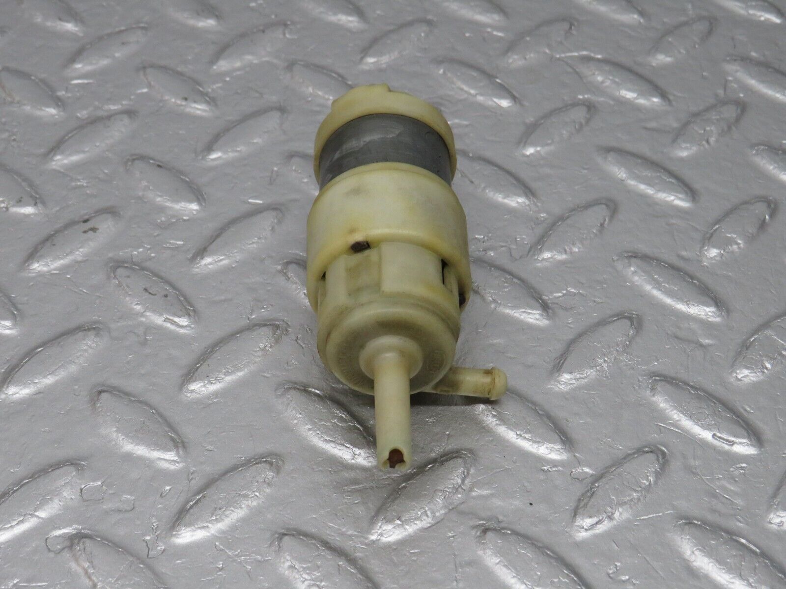 40688 Mercedes-Benz W123 300D Windscreen Washer Pump Hella