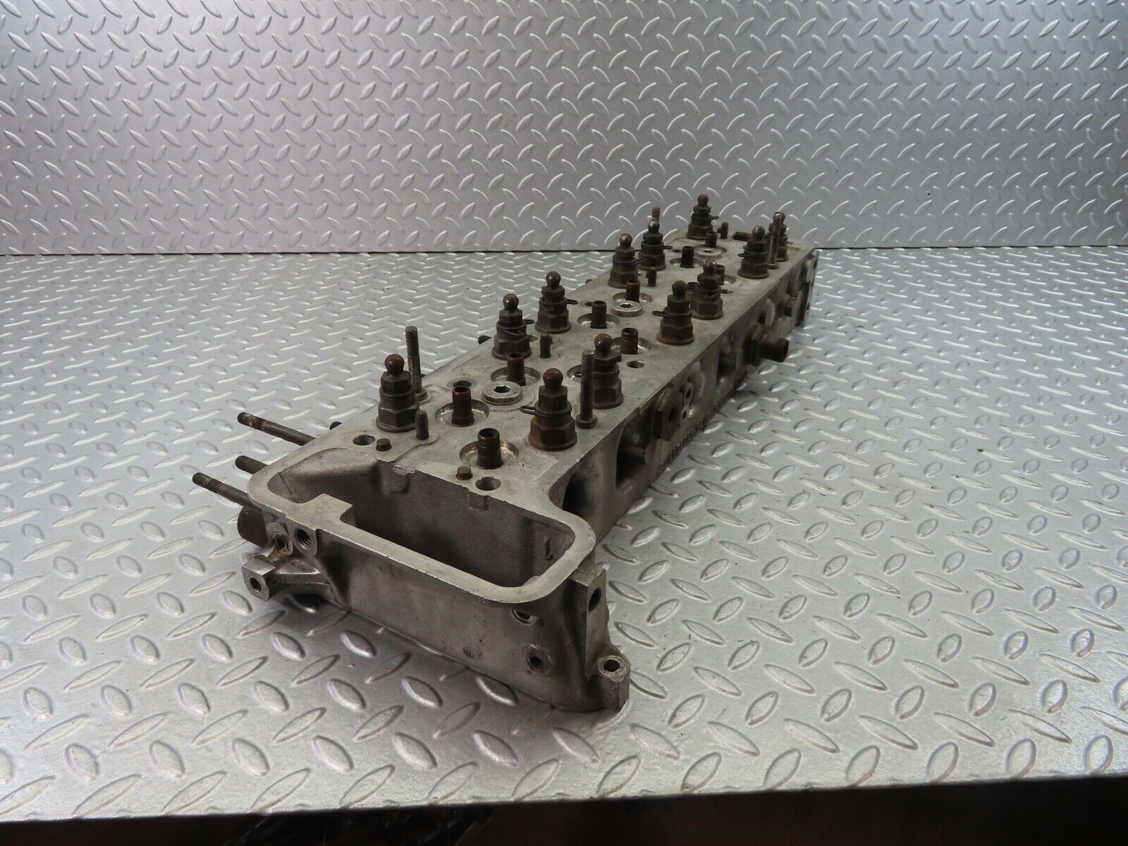 8672 Mercedes-Benz W123 250 Cylinder Head 1230160301
