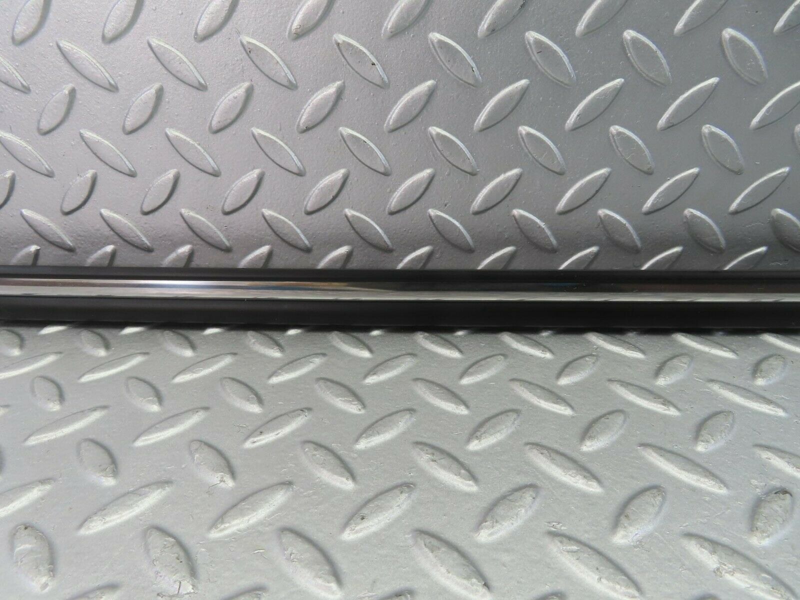 10290 Mercedes-Benz W116 Front Left Door Centre Moulding Trim