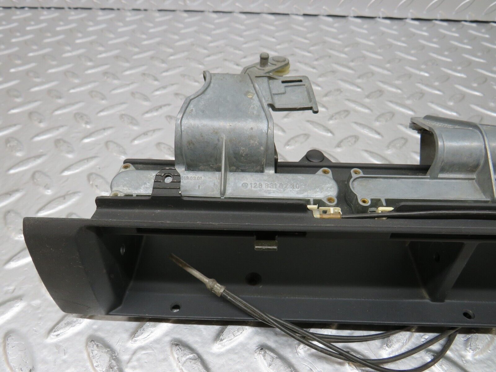 25097 Mercedes-Benz W126 Dashboard Centre Air Vent Console 1268310030