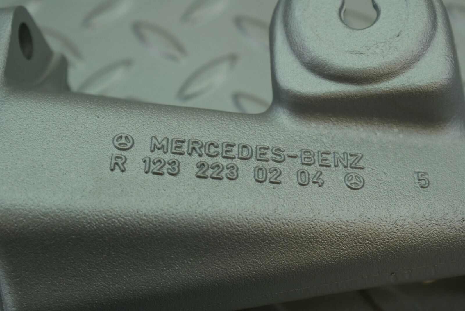 2864 Mercedes-Benz C123 280CE Coupe Engine Mount Bracket Left Side 1232230204