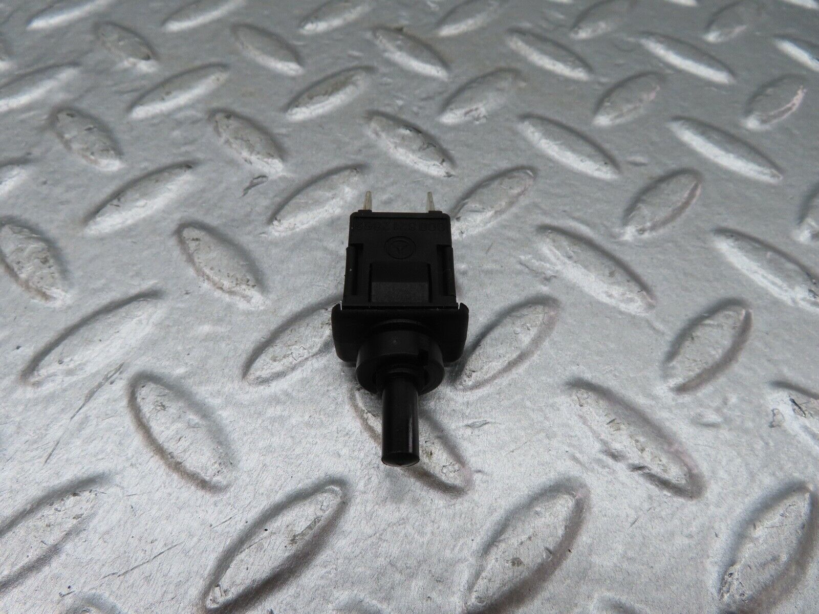 18086 Mercedes-Benz W123 200 Door Contact Switch 0008212852