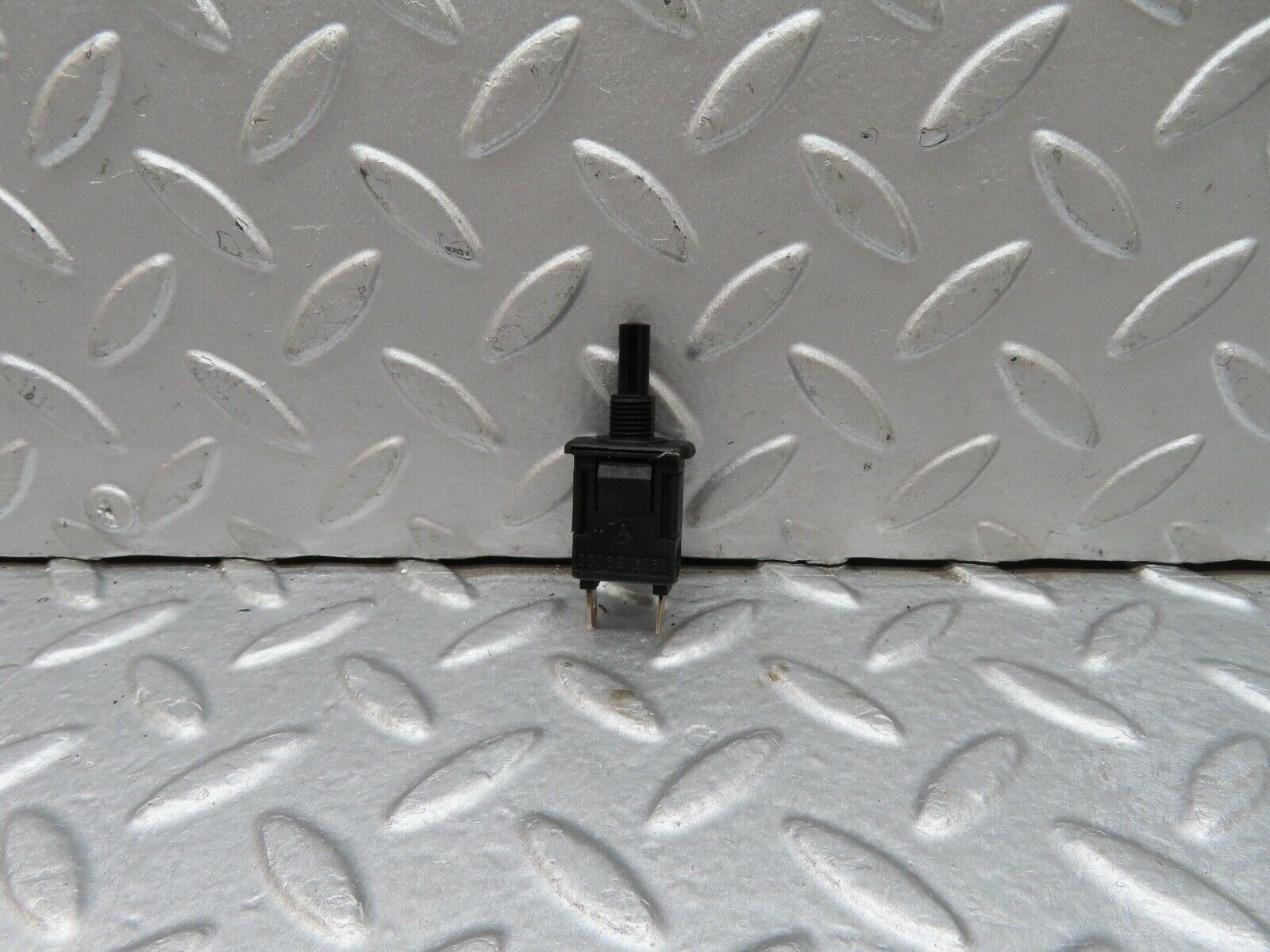 18088 Mercedes-Benz W123 200 Door Contact Switch 0008212852