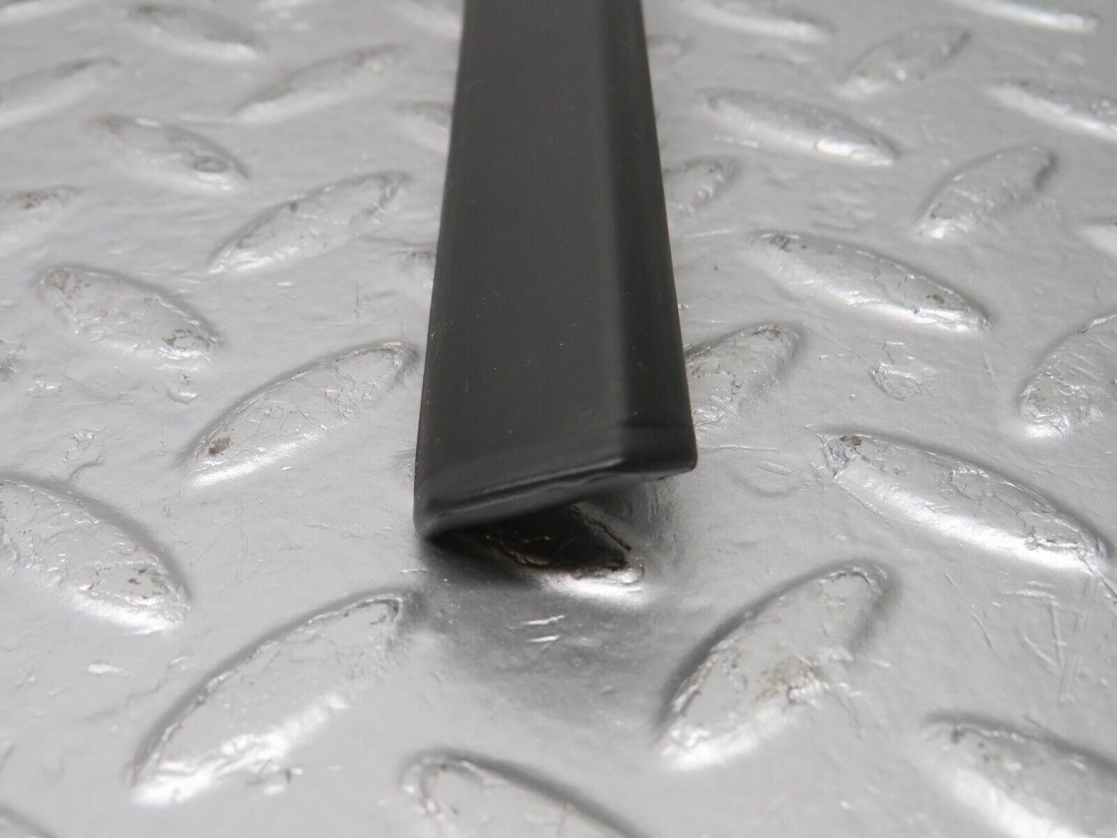 33780 Mercedes-Benz W201 190E 2.0L Front Right Fender Wing Centre Moulding Trim