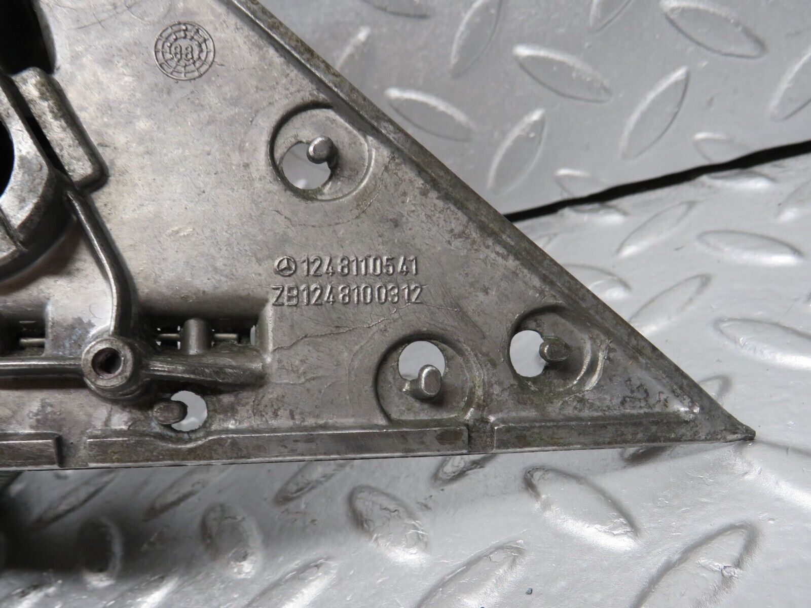 38200 Mercedes-Benz W201 190E 2.0L Wing Mirror Bracket With Frame Left 1248110541 1248110335