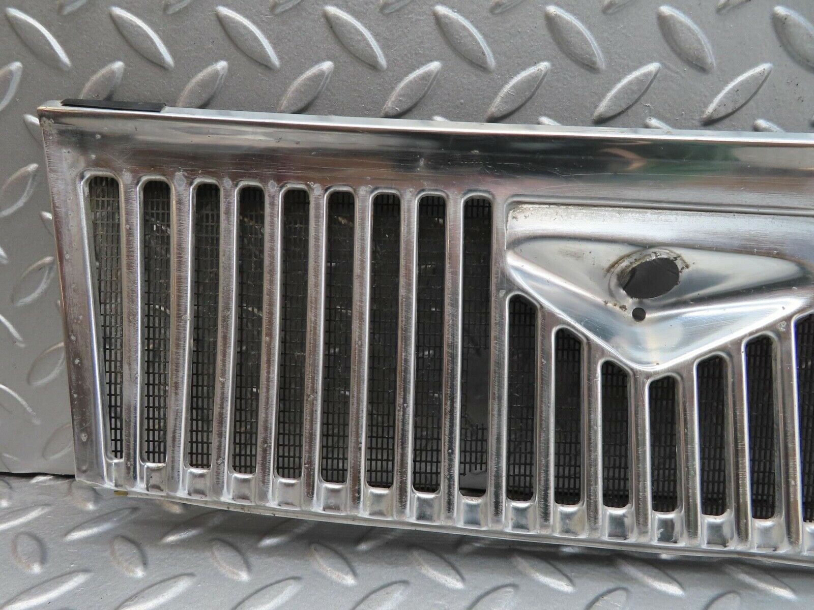 14208 Mercedes-Benz W116 350SE Air Intake Chrome Grill