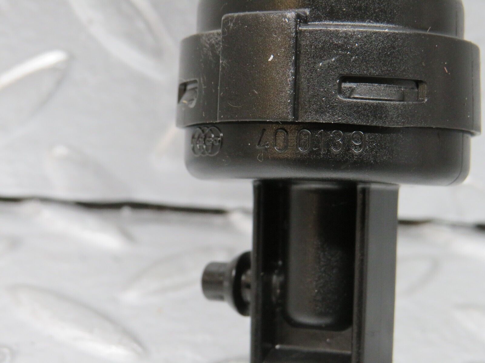 24963 Mercedes-Benz W140 S320 Left Door Lock Vacuum Actuator 400139