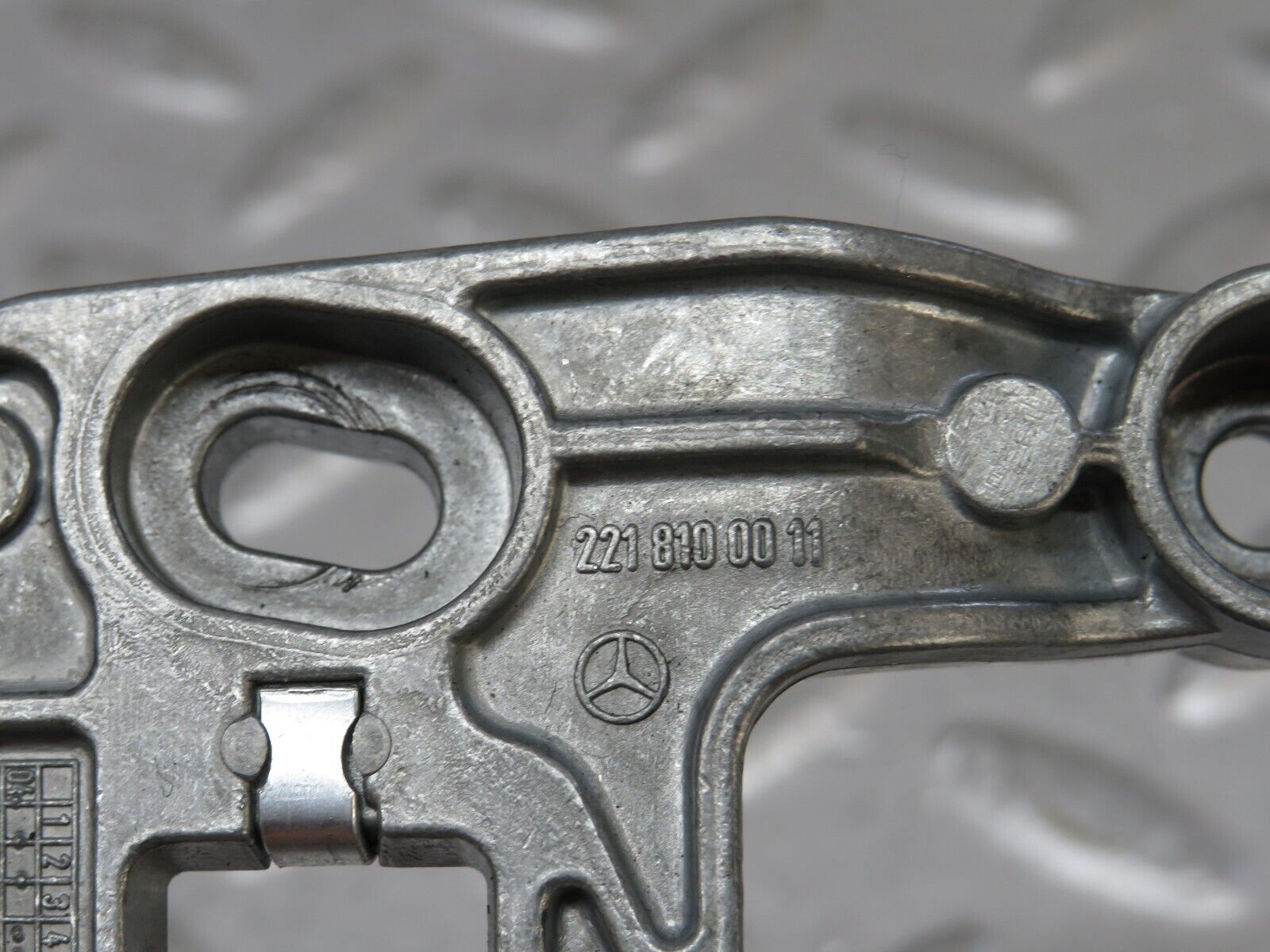 35176 Mercedes-Benz W221 Rear View Mirror Bracket 2218100011