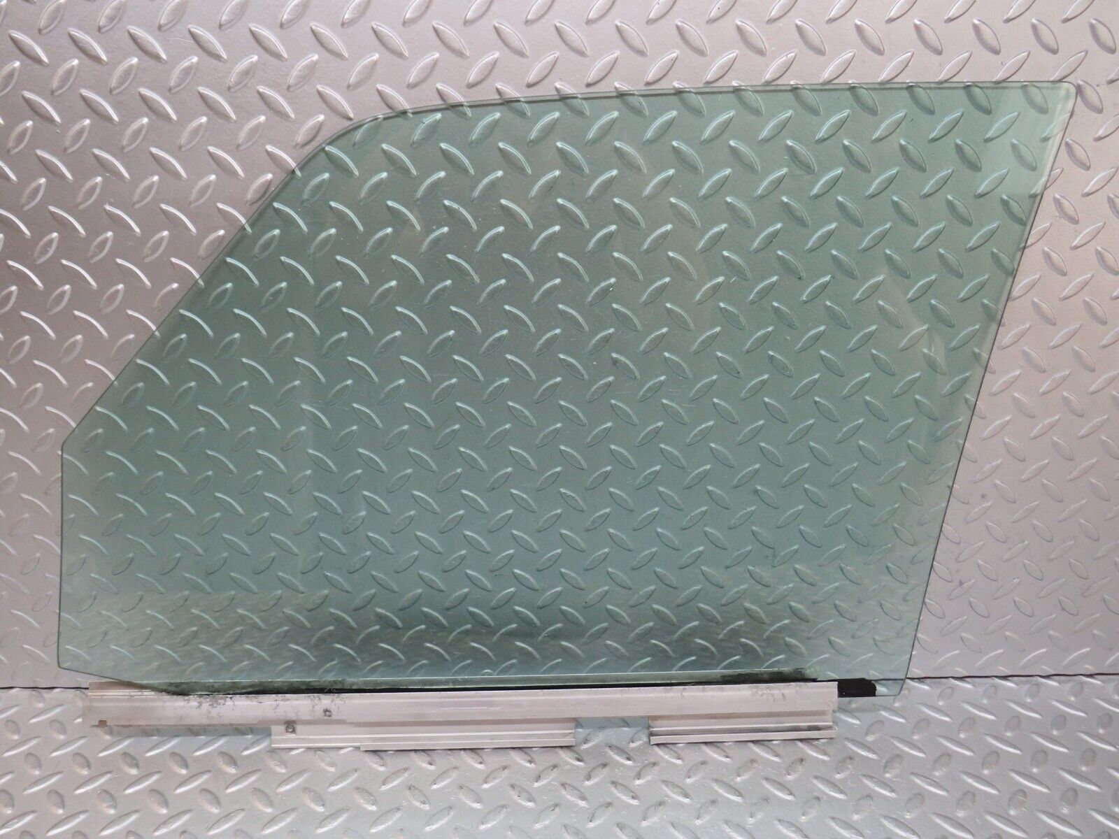 36038 Mercedes-Benz W126 420SE Front Right Door Window Glass