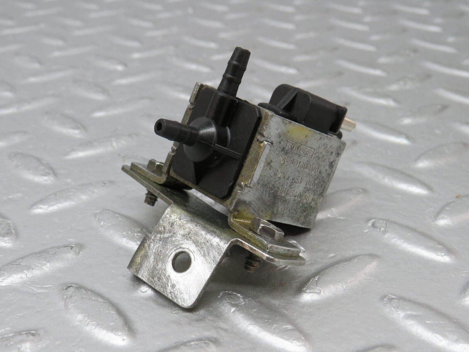 36583 Mercedes-Benz W201 190E 2.0L Vacuum Control Valve 0015408697