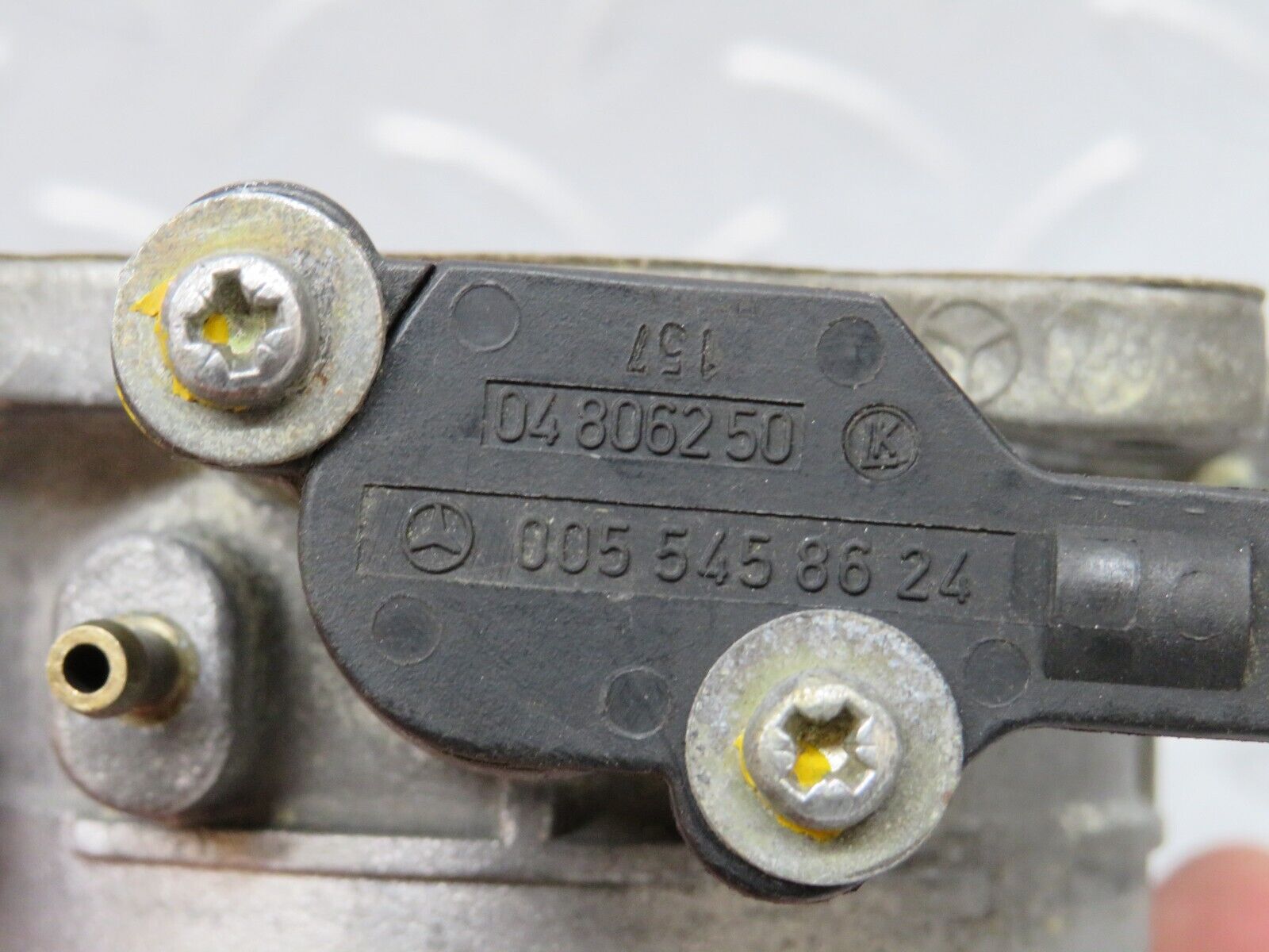 37113 Mercedes-Benz C126 420SEC Coupe Throttle Body Valve 0011407753