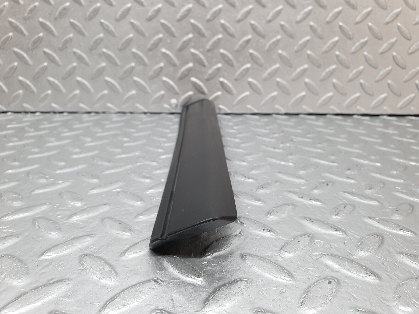 41425 Mercedes-Benz W124 200E Front Right Fender Wing Centre Moulding Trim