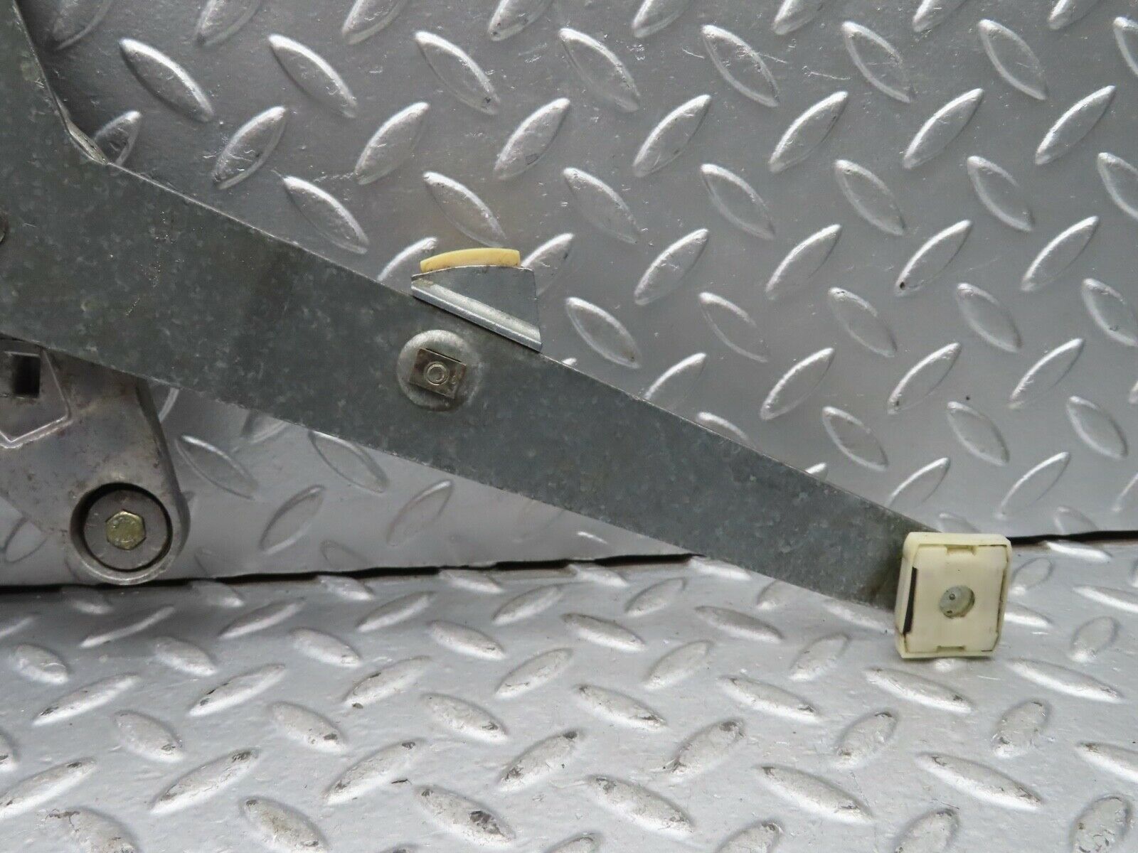 21437 Mercedes-Benz W126 300SE Rear Left Door Window Regulator 1267350111