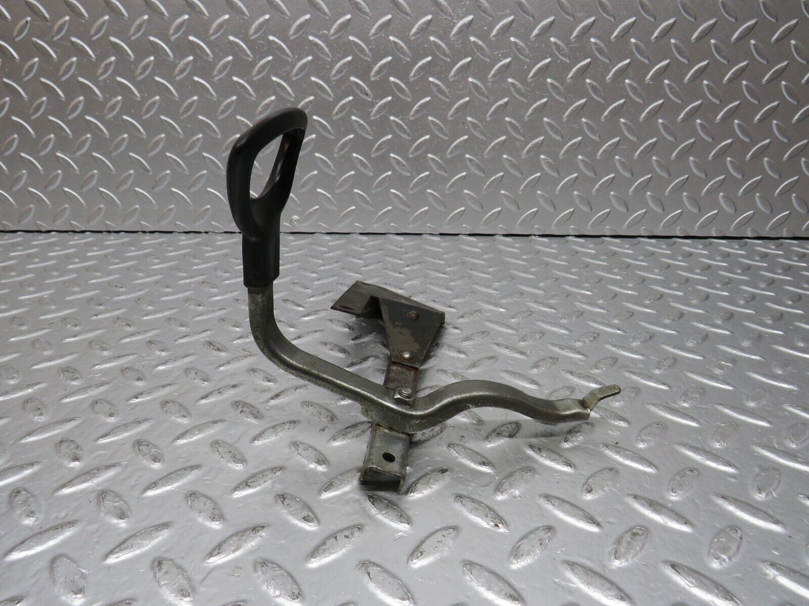 31151 Mercedes-Benz W123 200D Front Right Seat Side Sliding Handle