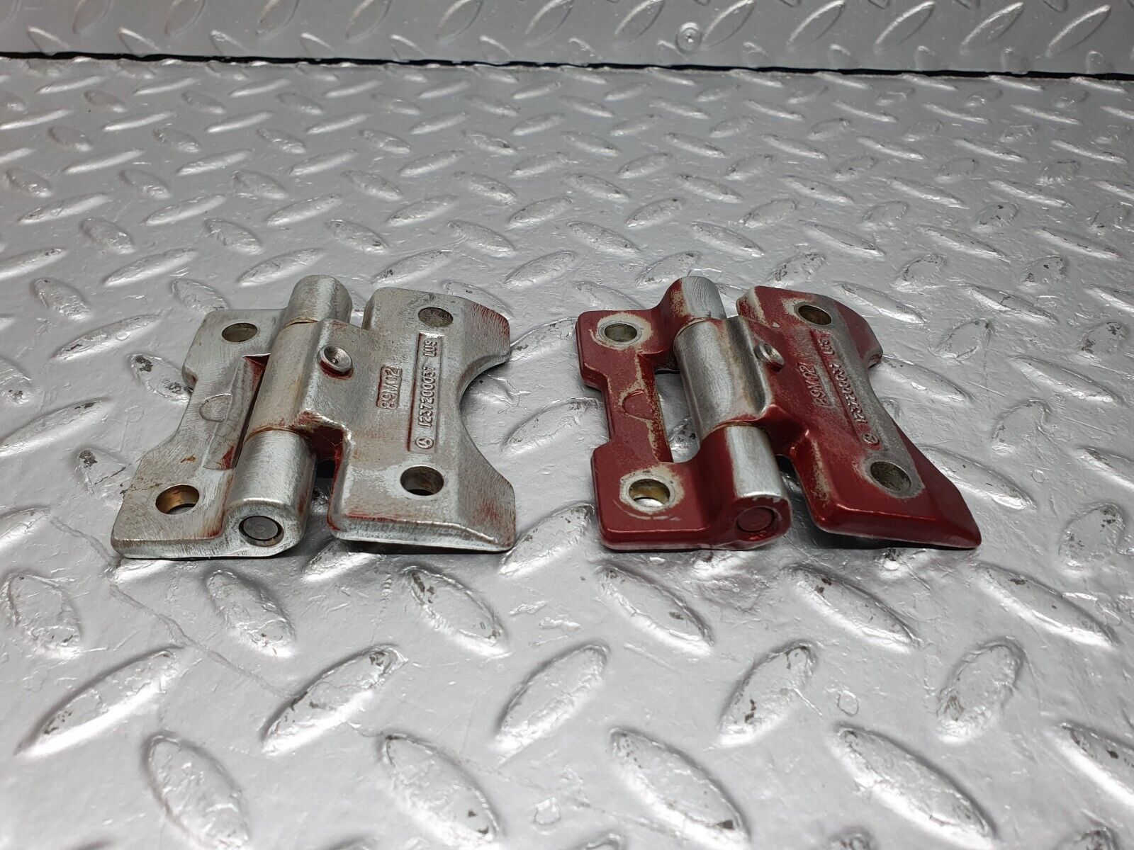 40949 Mercedes-Benz W126 300SE Door Hinge Pair Right 1237200037