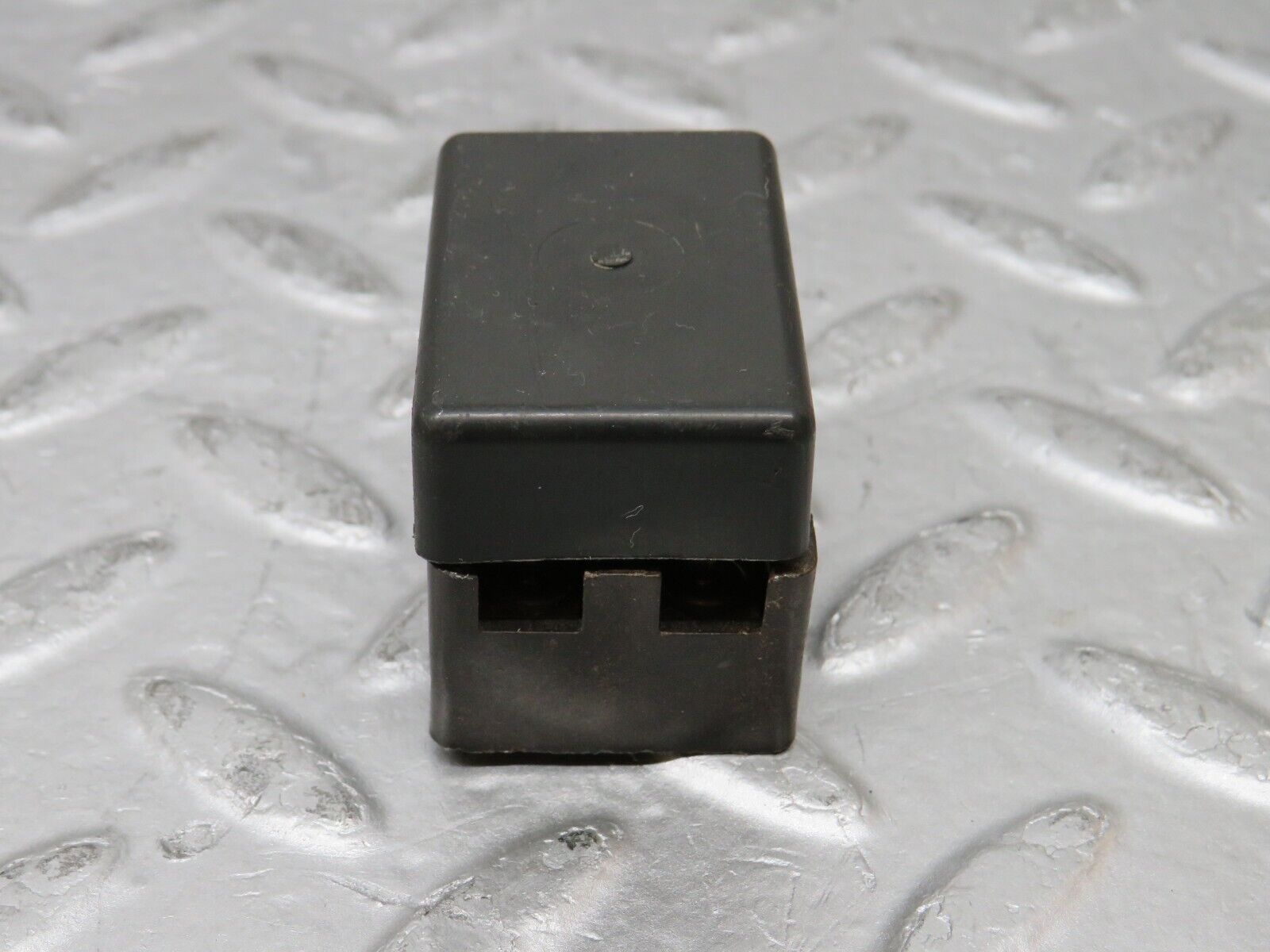 37323 Mercedes-Benz W109 300SEL Fuse Box Connector