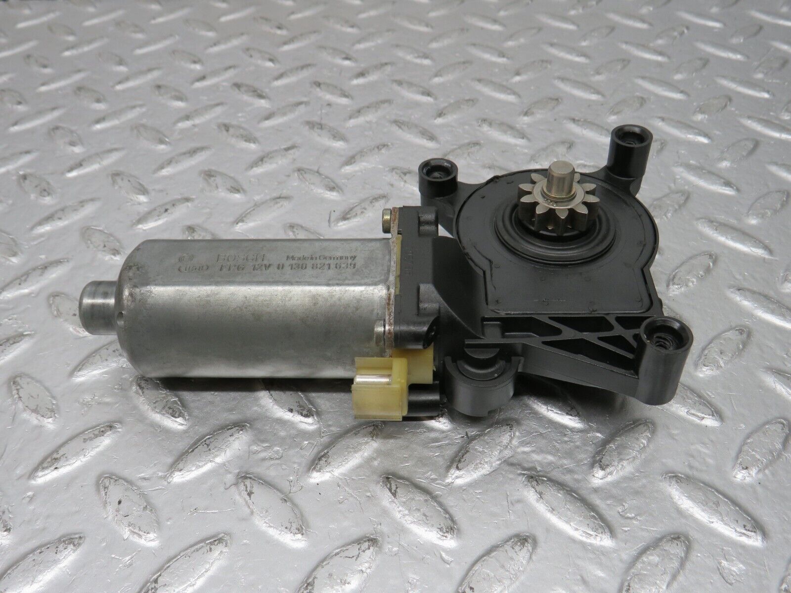 33412 Mercedes-Benz W202 C180 Window Regulator Motor Front Right 0130821639