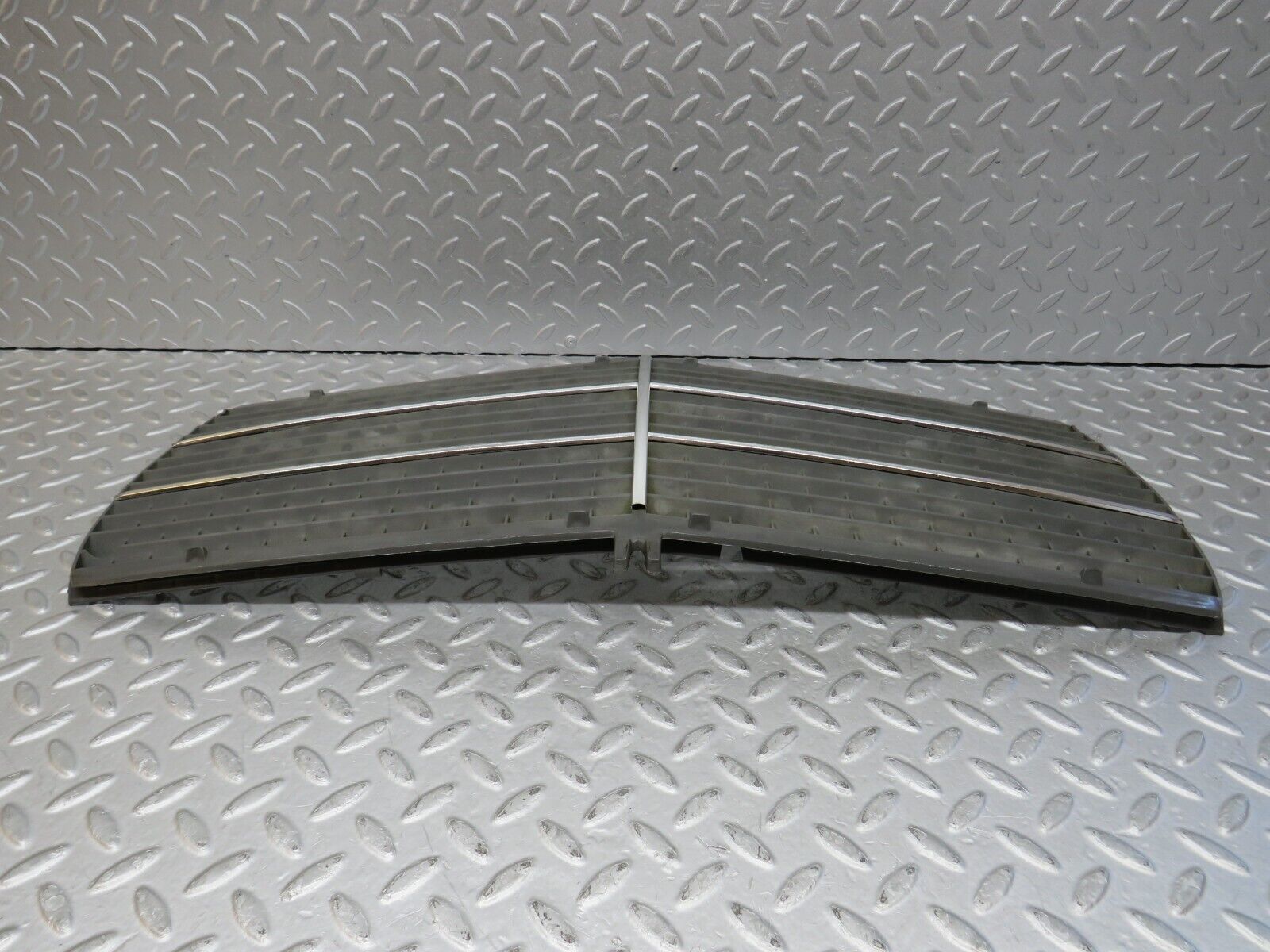 36501 Mercedes-Benz W201 190E 2.0L Bonnet Grill 2018880223