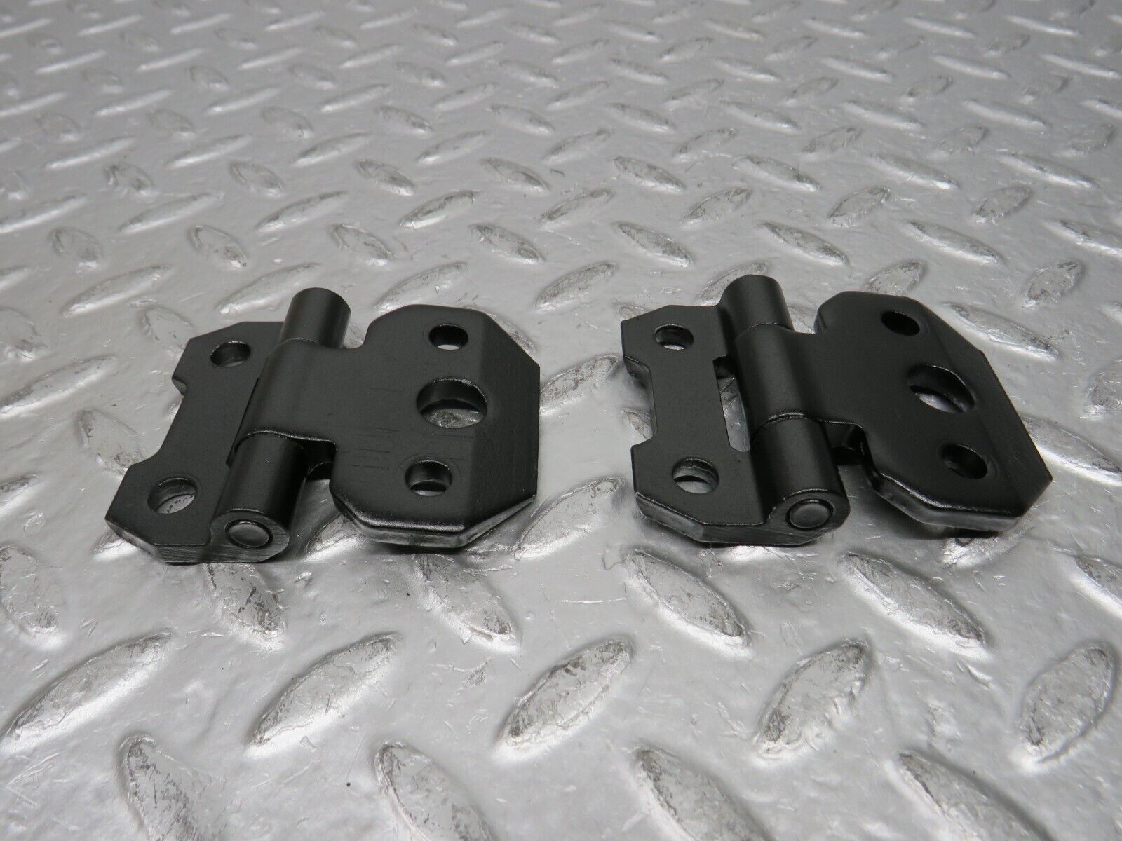 30864 Mercedes-Benz W201 190E 2.0L Left Door Hinge Pair