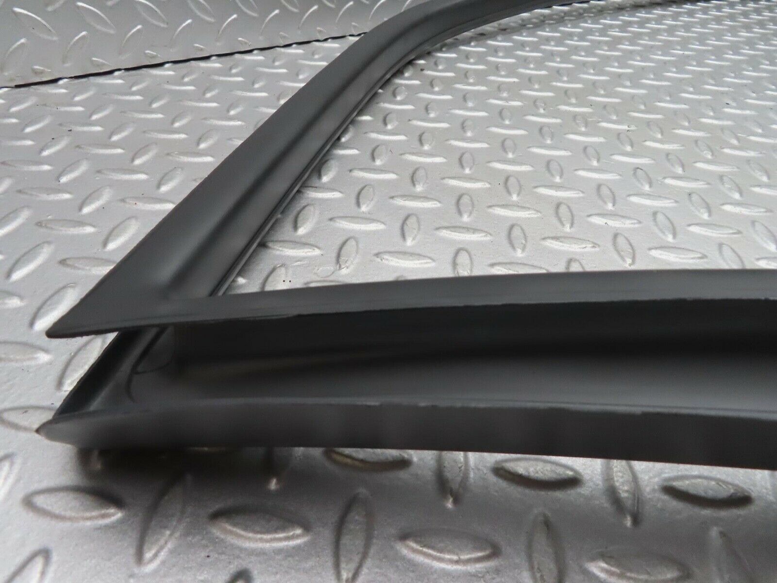 14871 Mercedes-Benz W140 S320 Front Right Door Window Trim 1407206462