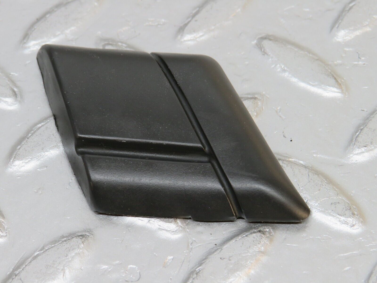 32412 Mercedes-Benz S124 300TE Wagon Rear Right Fender Wing Centre Moulding Trim