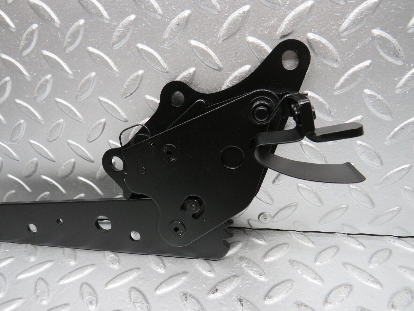 31525 Mercedes-Benz S124 220TE Wagon Rear Seat Hinge Pair