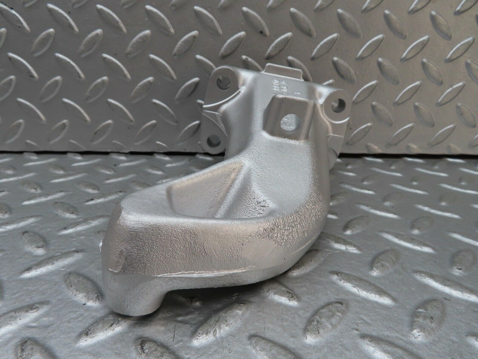 19135 Mercedes-Benz W123 300D Engine Mount Bracket Right Side 6152231204