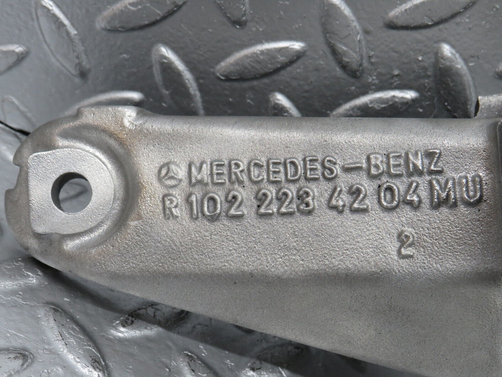 33756 Mercedes-Benz W201 190E 2.0L Engine Mount Bracket Right Side 1022234204