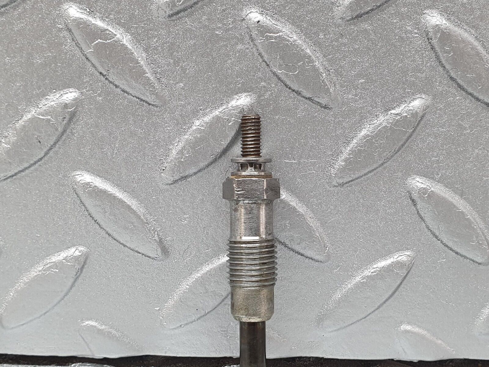 40845 Mercedes-Benz W123 300D Glow Plug Beru 0100221107