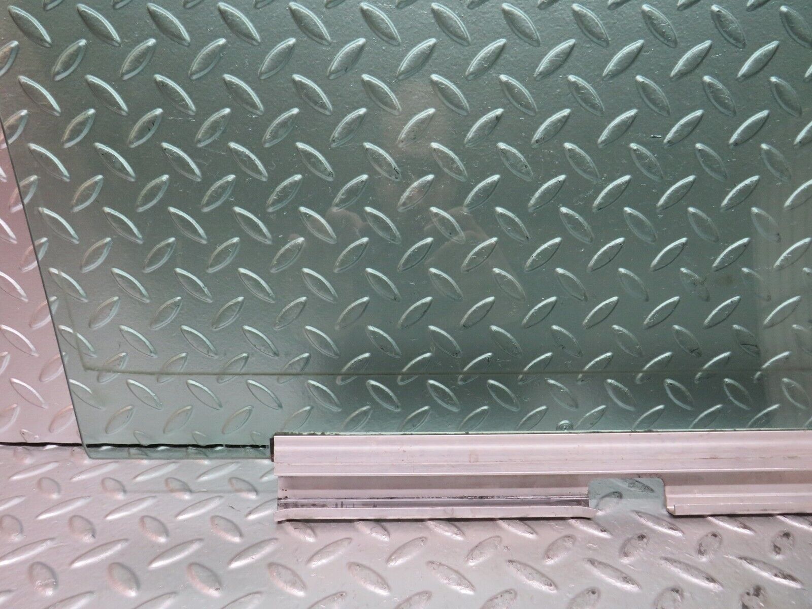 27634 Mercedes-Benz S124 300TE Wagon Front Left Door Window Glass