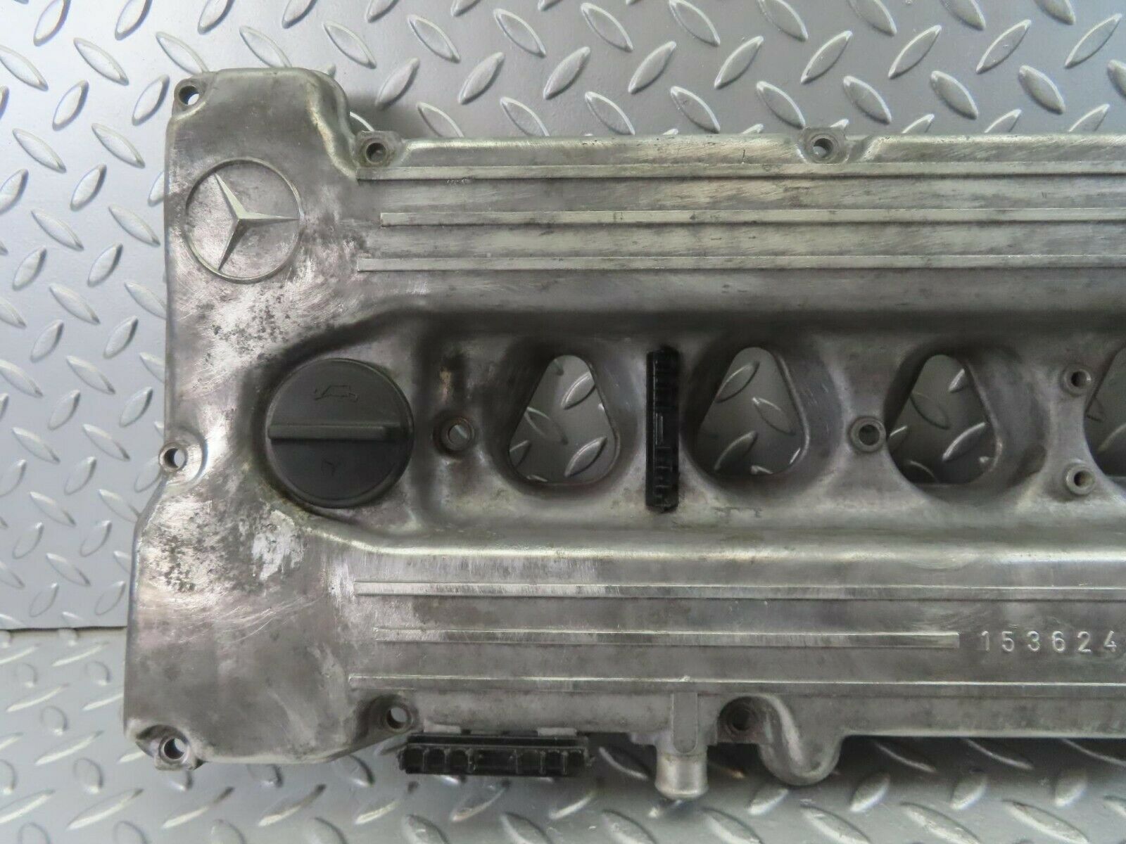 10187 Mercedes-Benz C123 280CE Coupe Cylinder Head Valve Cover 1100160905