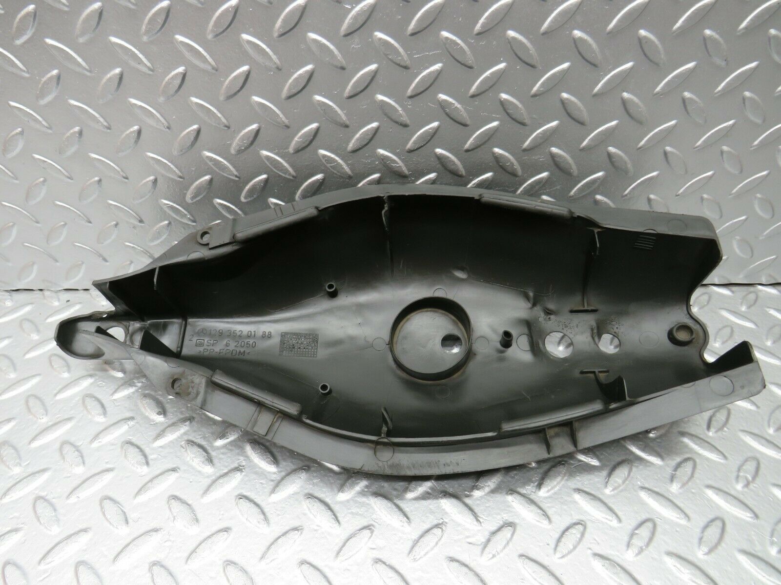 22427 Mercedes-Benz C124 E220 Coupe Rear Control Arm Cover 1293520188