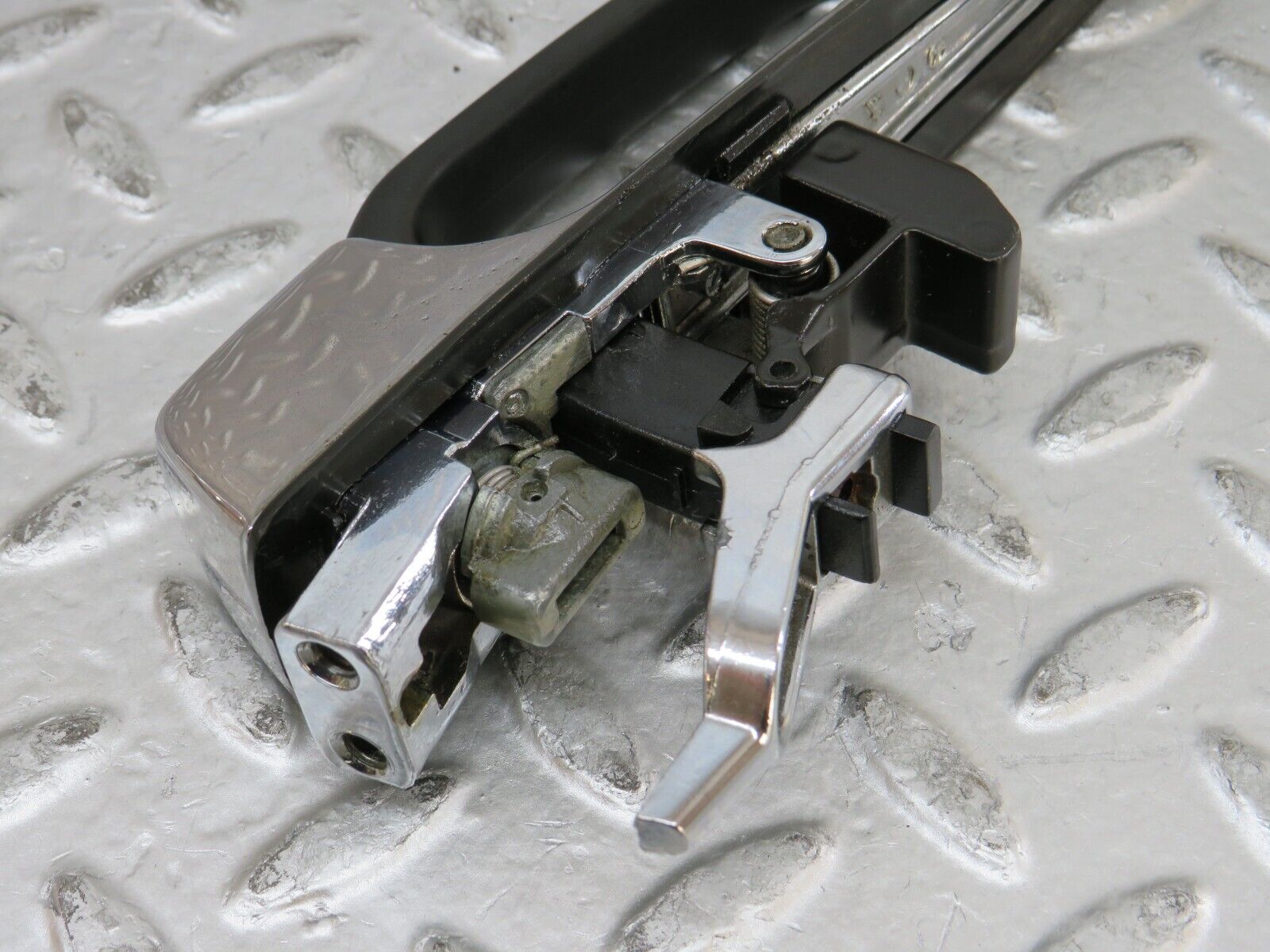 27053 Mercedes-Benz W123 280E Front Right Exterior Door Handle No Key