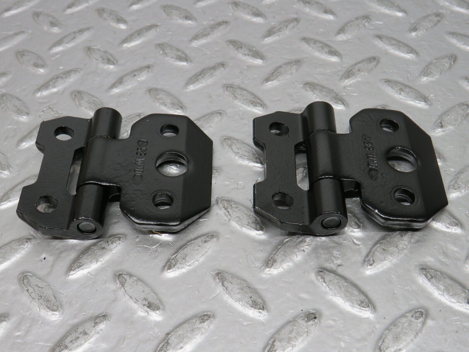 31784 Mercedes-Benz W201 190LE 1.8L Right Door Hinge Pair