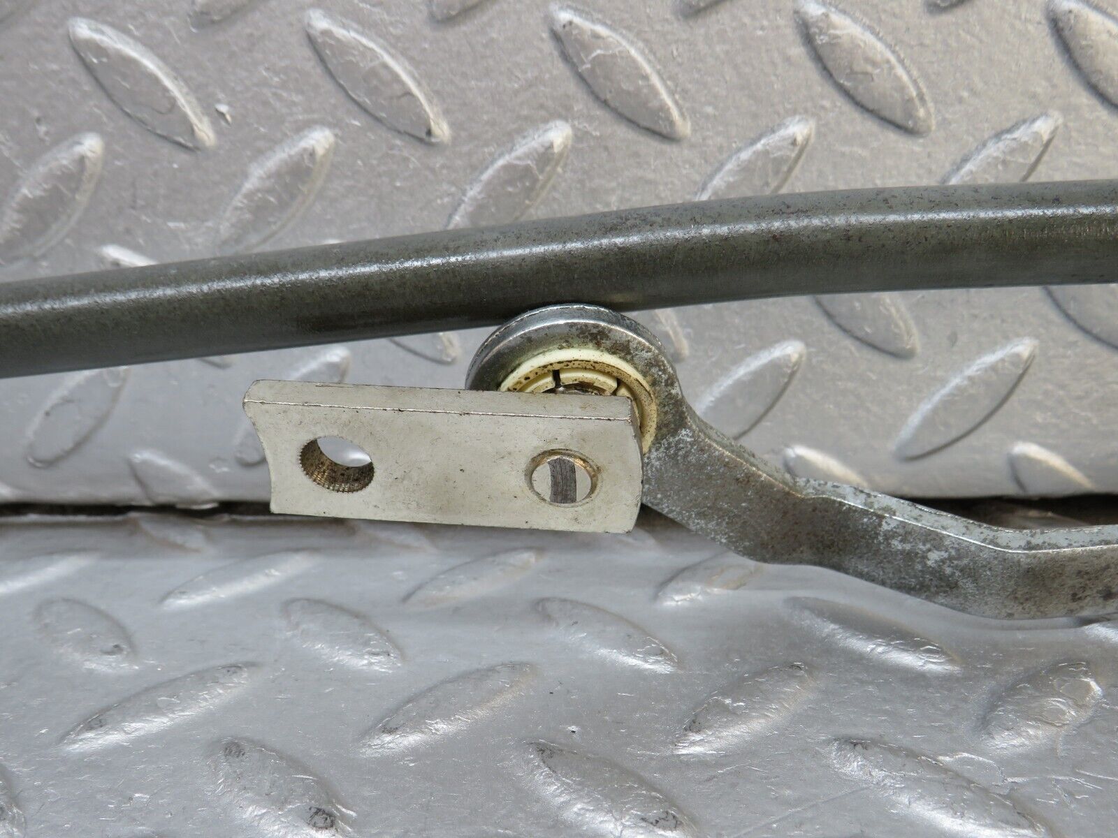 37544 Mercedes-Benz W109 300SEL Windscreen Wiper Linkage