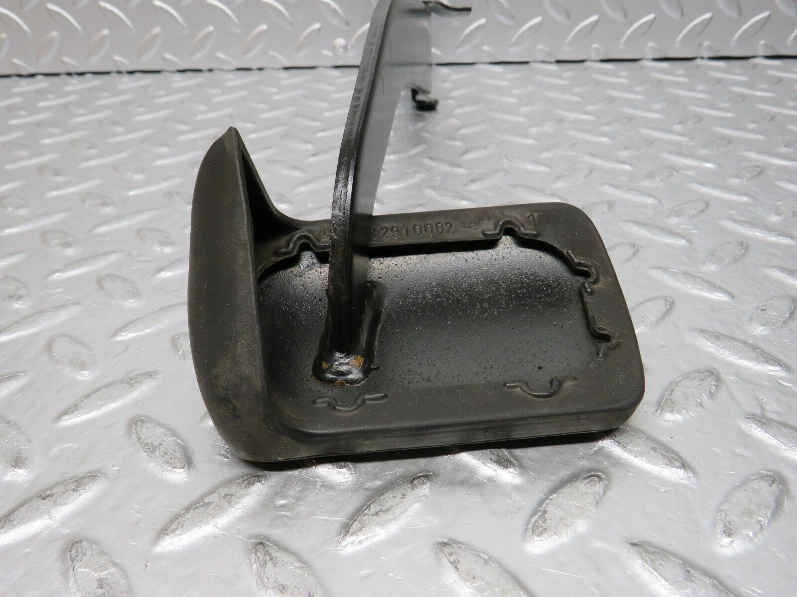 30368 Mercedes-Benz W124 230E Brake Pedal 1232910082