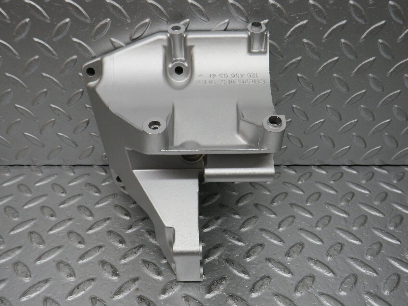 32662 Mercedes-Benz S124 300TE Wagon Power Steering Pump Bracket 1264660641