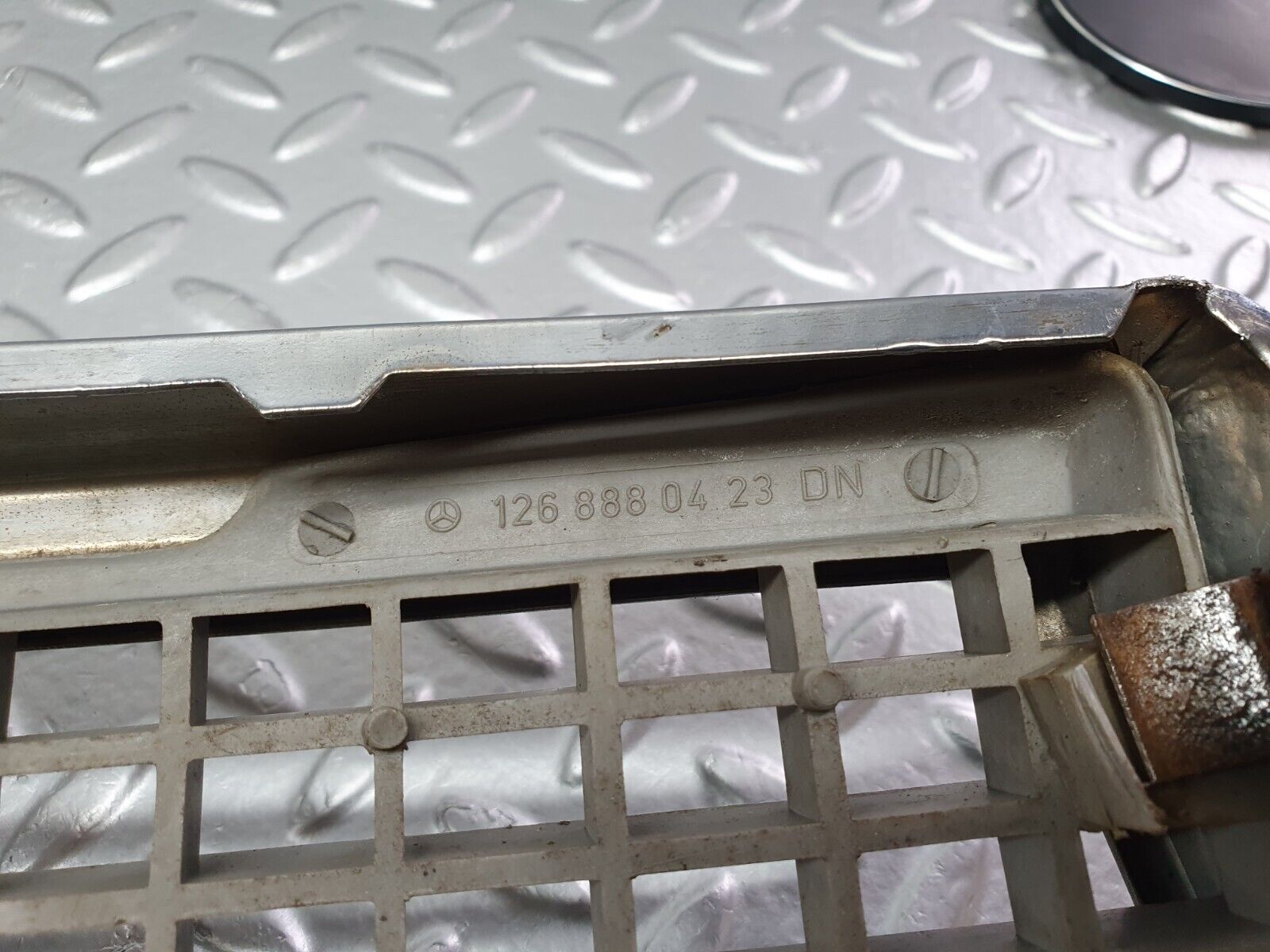 41221 Mercedes-Benz W126 300SE Bonnet Grill Chrome 1268880423