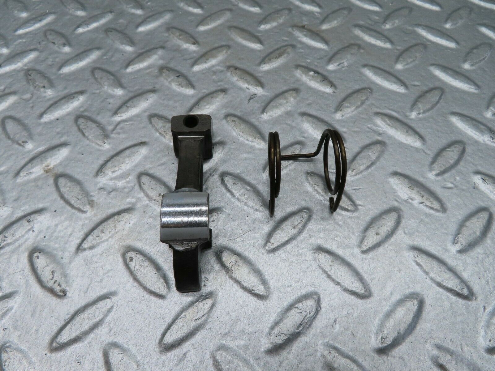 18061 Mercedes-Benz W123 200 Valve Rocker Arm With Retaining Spring