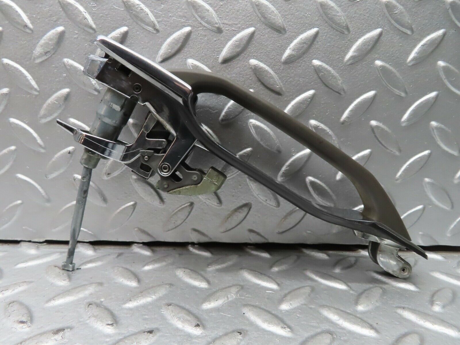 21538 Mercedes-Benz W126 300SE Front Right Exterior Door Handle No Key