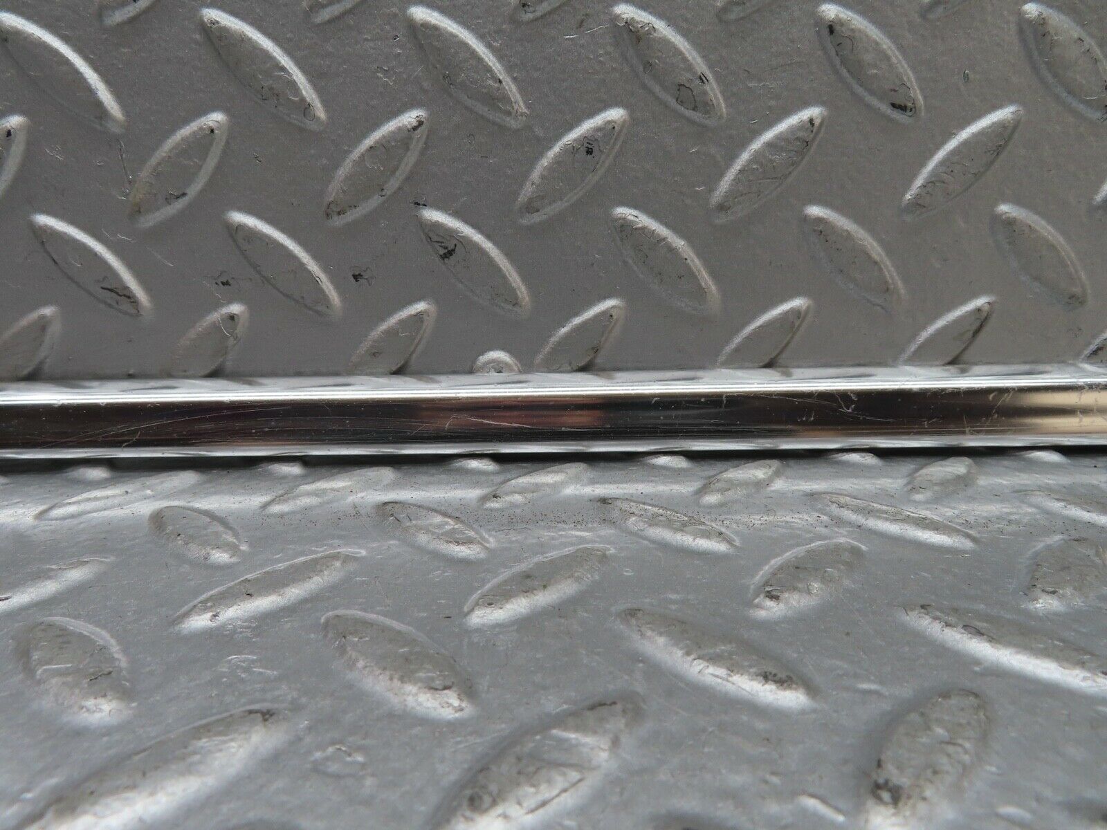 19125 Mercedes-Benz W123 300D Front Left Door Chrome Moulding Trim