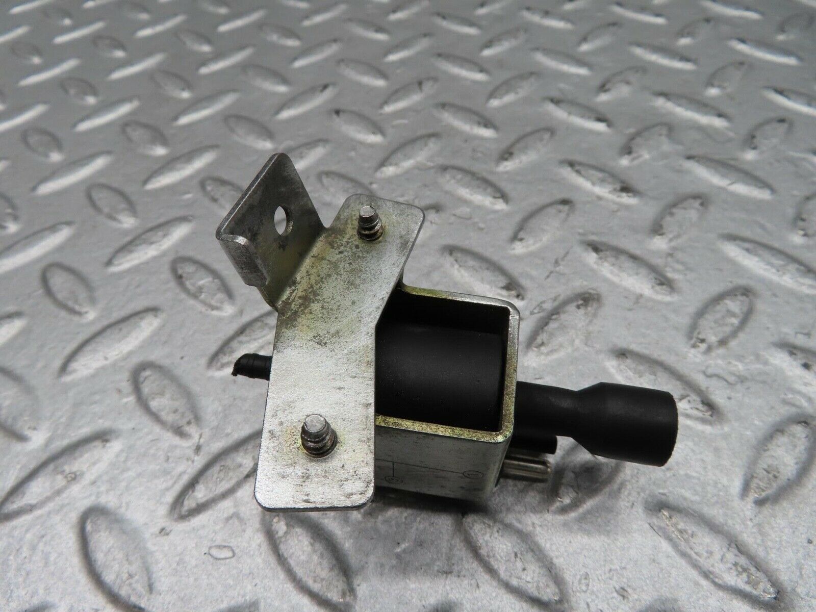 14737 Mercedes-Benz W201 190E Vacuum Control Valve 0015408697