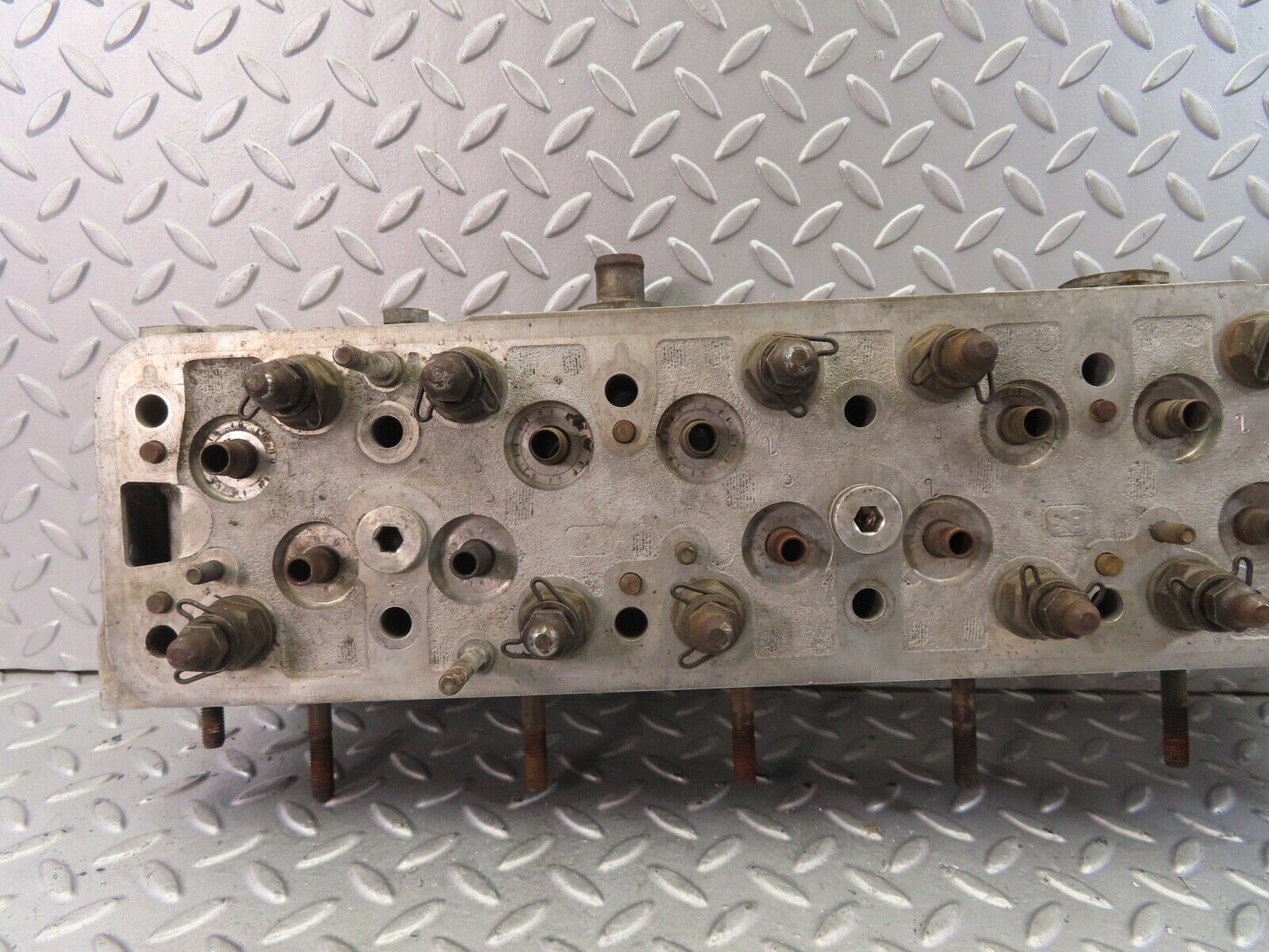 8672 Mercedes-Benz W123 250 Cylinder Head 1230160301