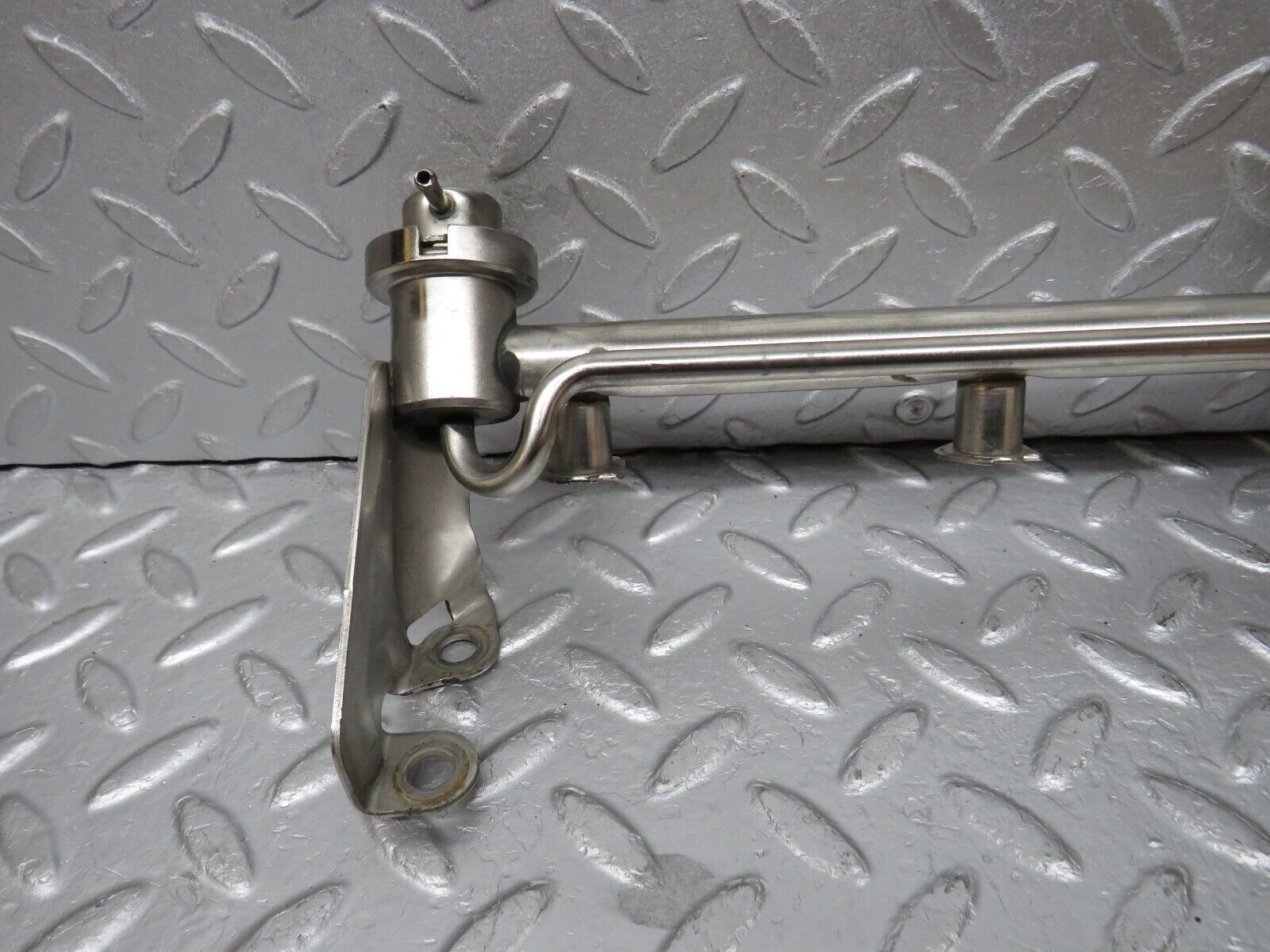 39441 Mercedes-Benz R129 320SL Coupe Fuel Injector Rail With Fuel Pressure Regulator 1040701395